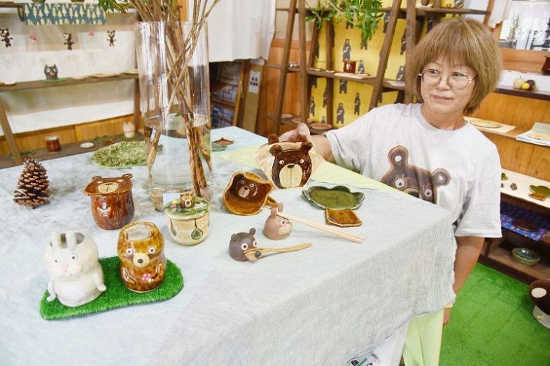 かわいらしいクマのカップや皿 美作の陶芸工房、講師が初個展：山陽