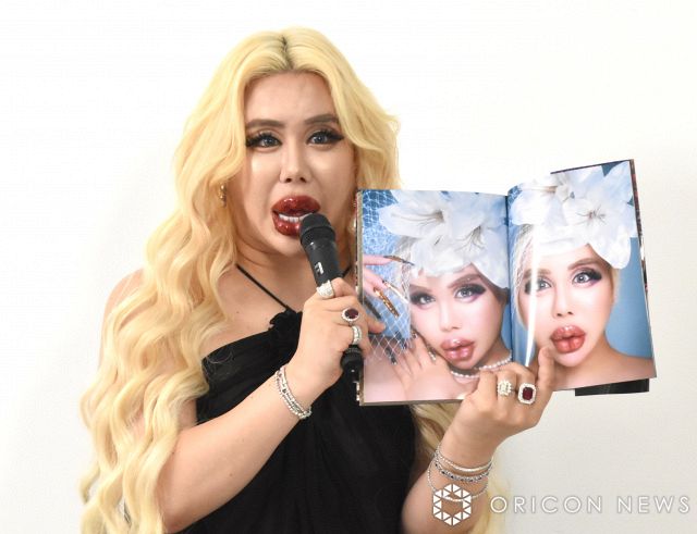 リップ様 センサイ22年春コスメ、\u201c1滴の墨\u201dを溶かし込んだような影り色リップ