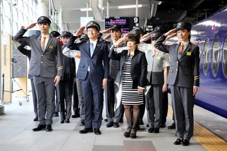 南海電鉄制服、コシノさん制作 創業140周年で刷新：山陽新聞