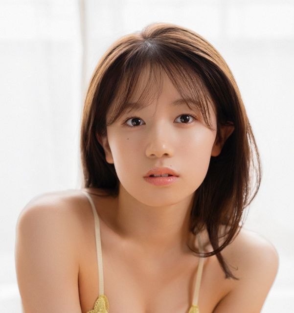 新時代のビキニ女王”AKB48正鋳真優『BOMB』限定版表紙に登場 小栗有以