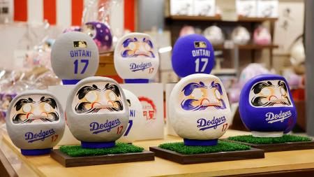 高崎の老舗、大谷選手イメージのだるま制作 青、白、グレーの特別