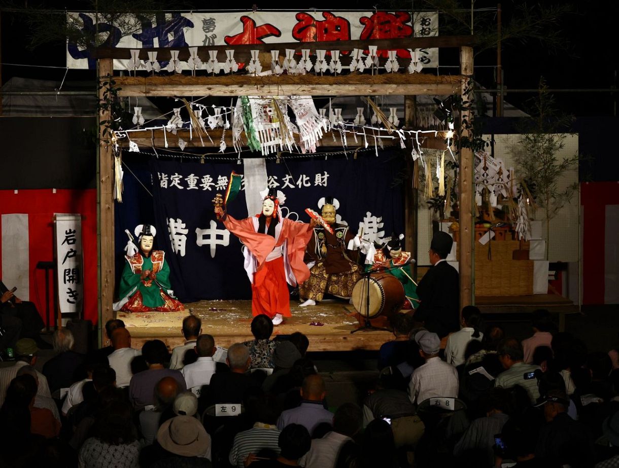 姫の「舞比べ」観客魅了　井原・中世夢が原大神楽【動画あり】
