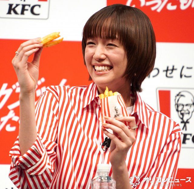 佐藤栞里、レインボーと「ガブッと対決」で満面の笑み：山陽新聞