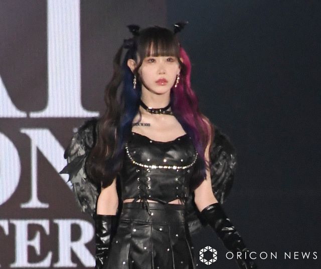 話題のゆりにゃ、悪魔＆網タイツコスチュームでドームを堂々ランウェイ
