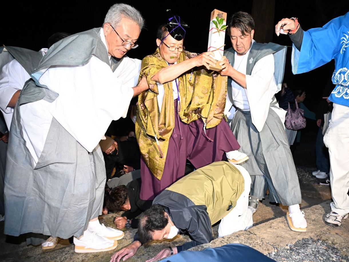 美作・梶並神社で３年ぶり当人祭　当人様が参拝者の背をまたぐ　無病息災祈願