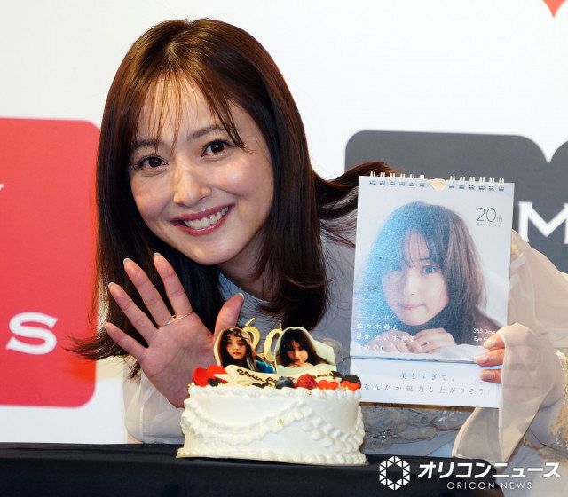 佐々木希、カレンダー先行公開に大反響で照れ笑い「私自身はちょっと