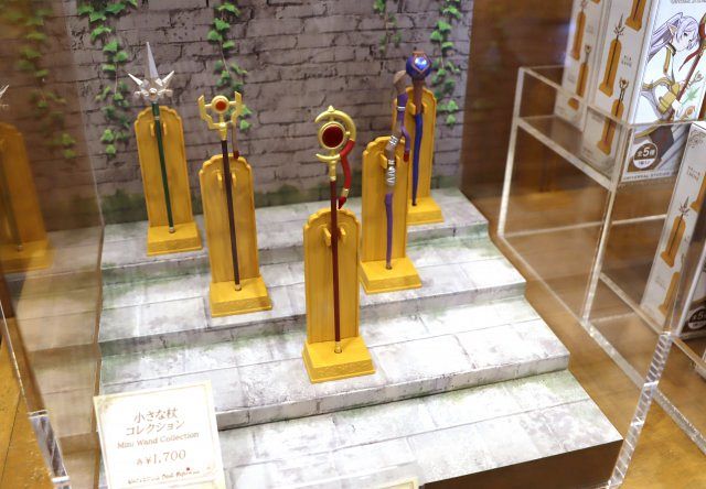 USJ×『葬送のフリーレン』グッズは多彩な品ぞろえ…杖フィギュアは全5