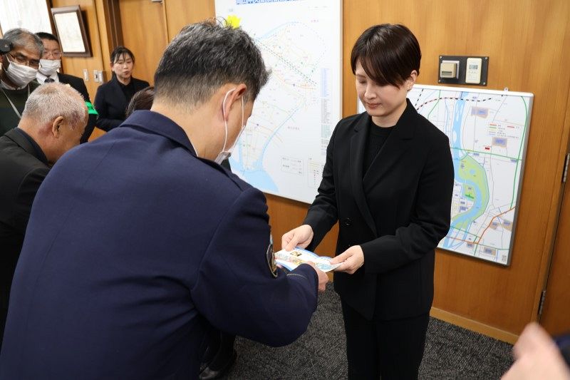 【岡山県】特殊詐欺に警鐘！金融機関や防犯ボランティア向けオリジナルピンバッジを岡山中央署が制作・配布