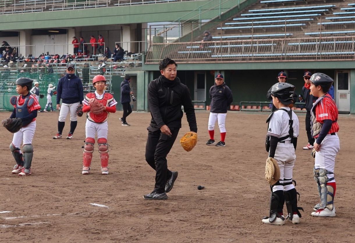 小学生280人が一流の技術学ぶ 広島カープOBが福山で少年野球教室