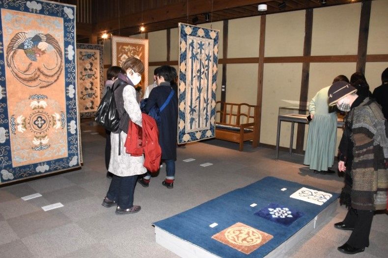 伝統織物「赤穂緞通」魅力を紹介 真庭で23日まで展覧会：山陽新聞 