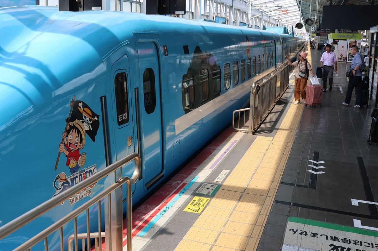 ワンピース新幹線に乗って冒険だ JR西 駅にはコラボアートも登場