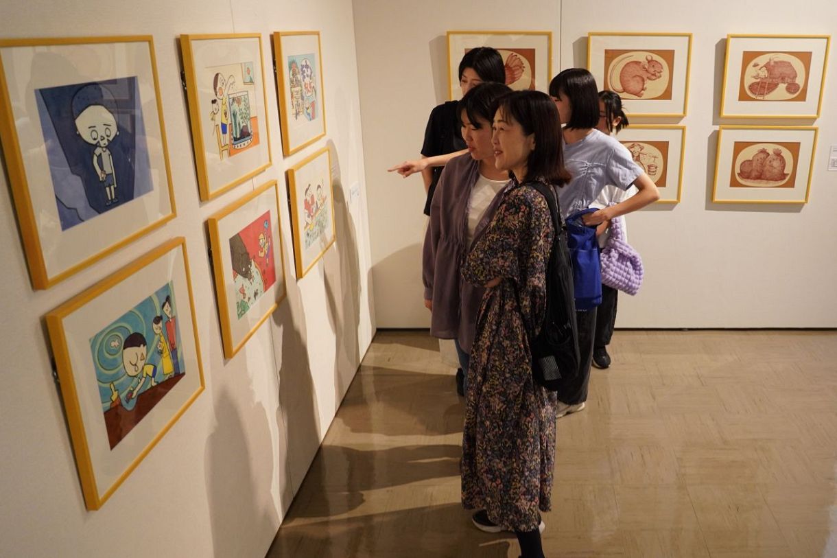 矢部さん親子展開幕 倉敷市立美術館　絵本原画や漫画２００点