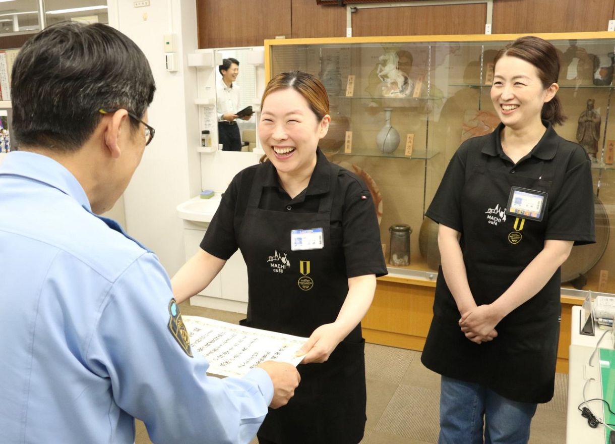 特殊詐欺防ぎ感謝状 備前署がコンビニ店員に贈る：山陽新聞デジタル