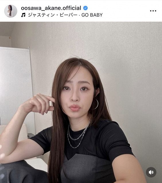 40歳・大沢あかね、“オフショル＆へそチラ”コーデ あふれる大人の色気