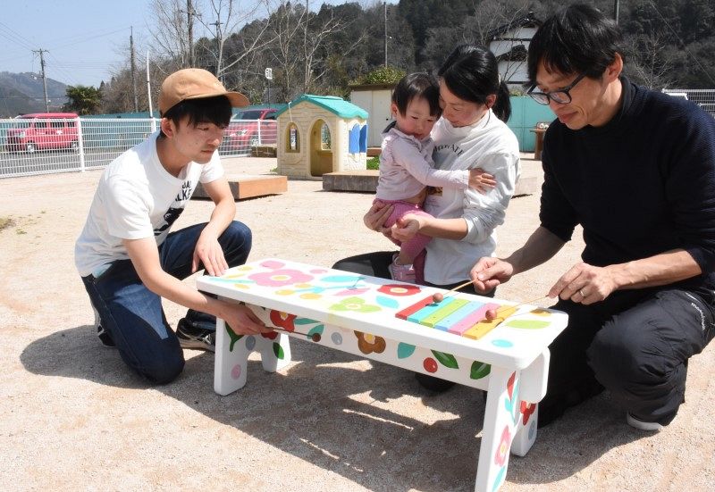 ユニーク 木琴付きベンチ 真庭・新町どんぐり公園に登場：山陽新聞