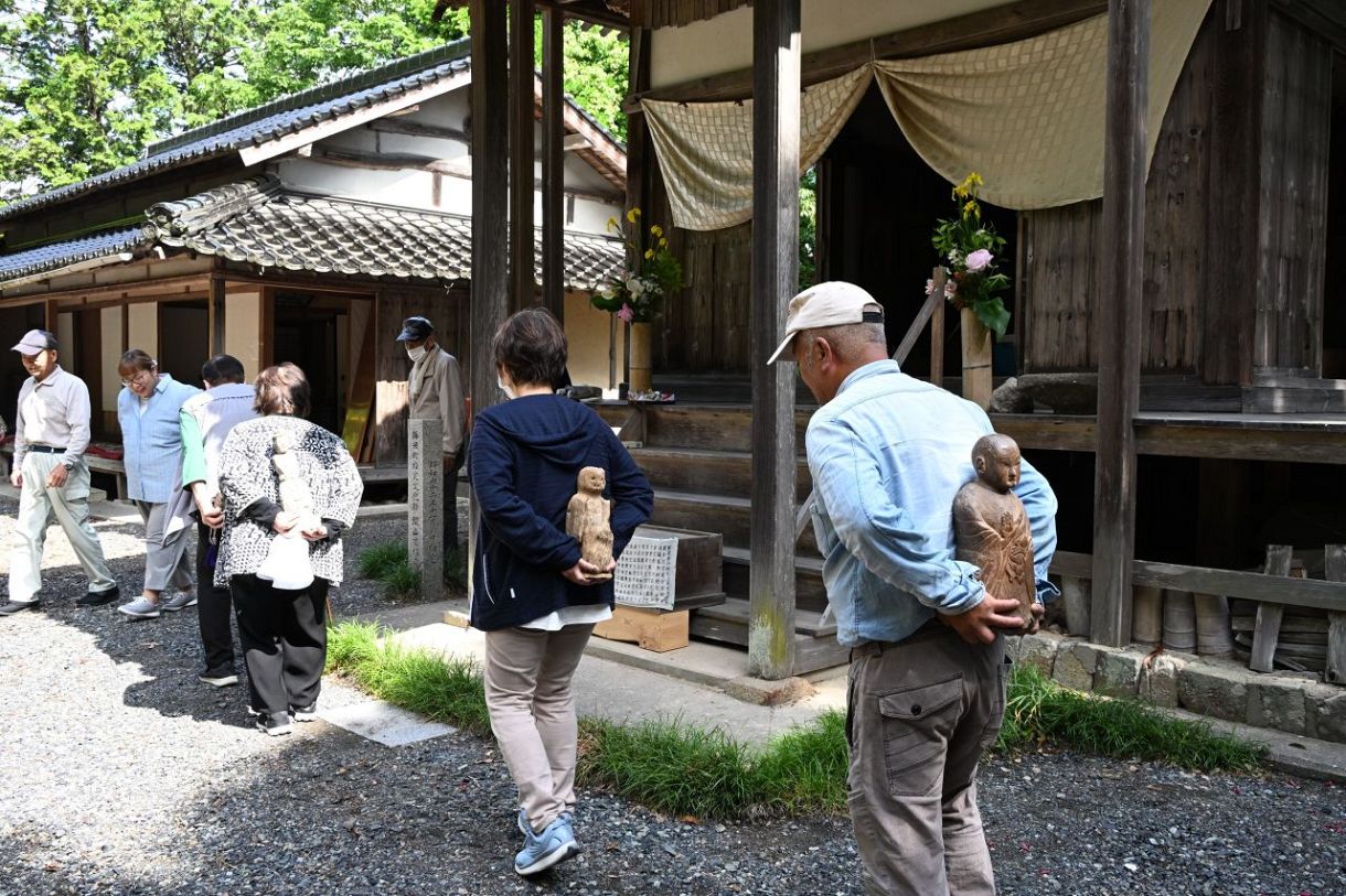 仏像背負い薬師堂３周 静かに願い 　美作、勝央で奇祭ヤセゴゼ