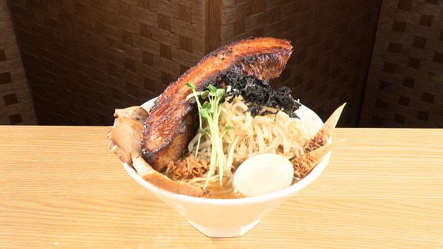 オモウマい店』350グラム超の豚バラブロックがドン 「特製極厚肉山賊麺