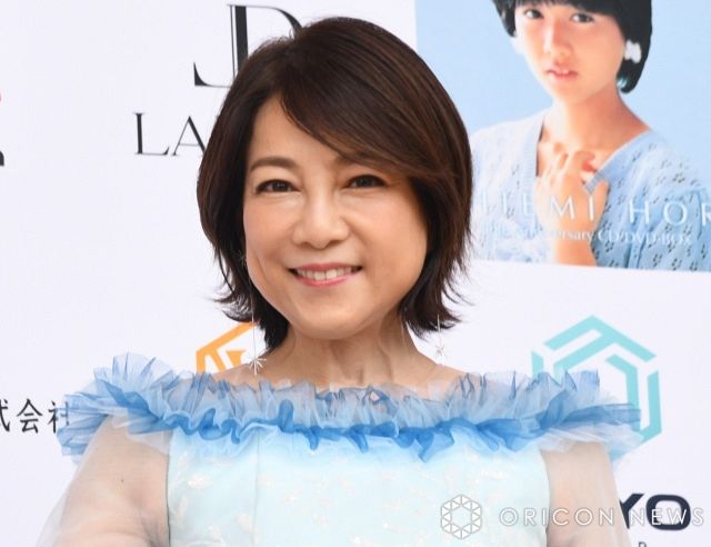 58歳・堀ちえみ、美脚輝くミニスカショット「やっぱり若いですね」「足