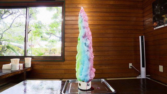 オモウマイ店』宮崎のうどん店、約80センチのタワー型かき氷（990円