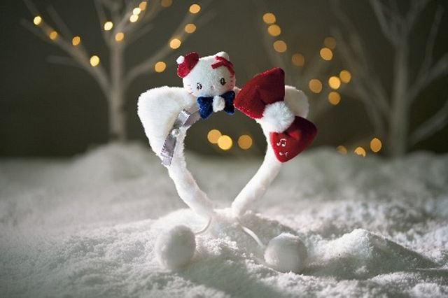 キティ　ユニバ　ベレー帽　カチューシャ USJ、ハローキティが“聖歌隊”仕様に ベレー帽かぶったカチューシャなど