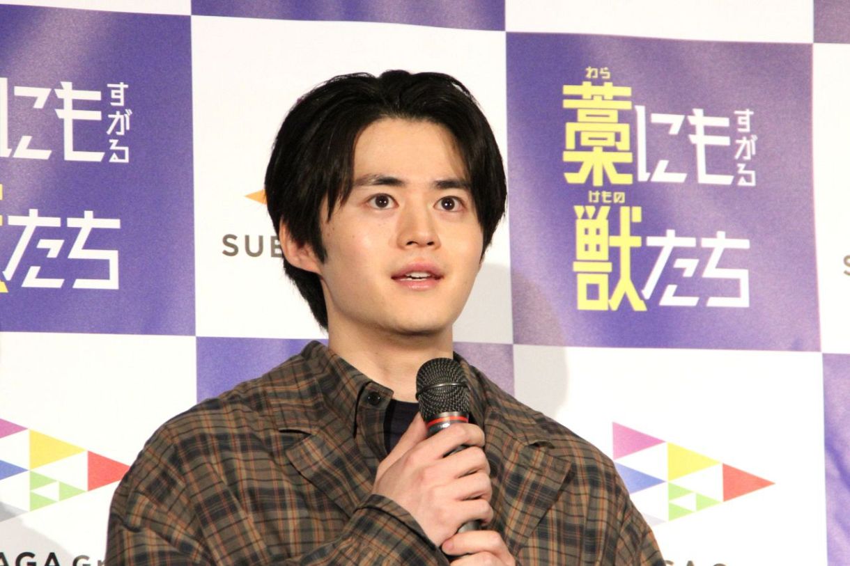 鈴鹿央士さん 主演映画「藁にもすがる獣たち」舞台あいさつ　「岡山は特別な場所。映画と一緒に帰ってこられて幸せ」