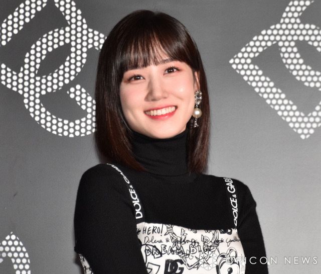 パク・ウンビン、制服風ショットで自然体の笑顔 「無邪気な姿がかわい