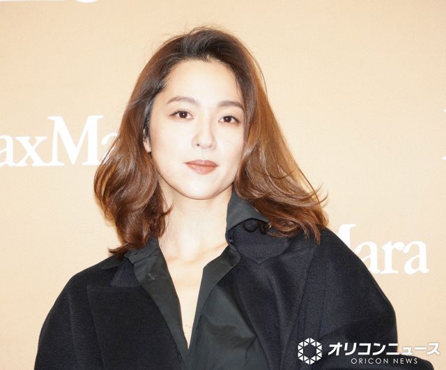中村アン、ニットパンツから美脚披露 髪をかき上げ“エレガントな女性像
