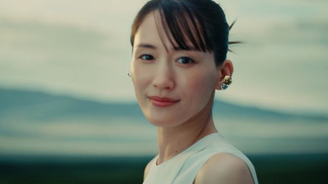 綾瀬はるか 綾瀬はるか、“無重力演技”に挑戦 ノースリーブ姿で輝きを放つ新CM放映