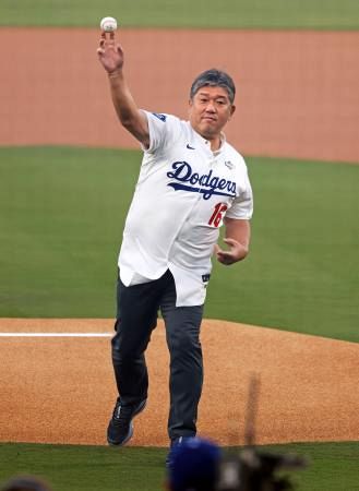 OB野茂英雄さんがWS始球式 挑戦から30年、山本が捕手：山陽新聞