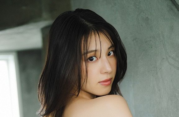 元乃木坂46・相楽伊織、抜群スタイルで無防備な姿 『BOMB』限定版表紙