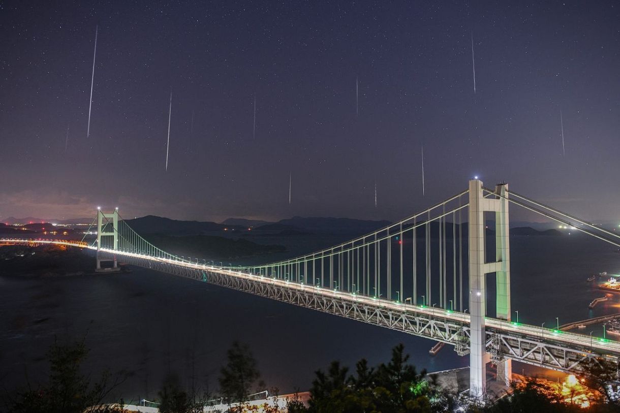 瀬戸大橋に降り注ぐ星 幻想的な光景 ふたご座流星群 倉敷で三島さん