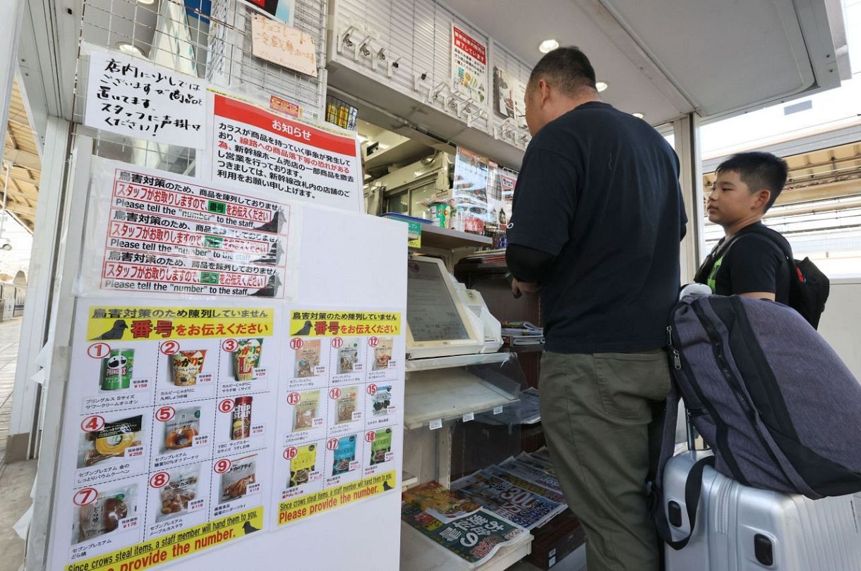 菓子袋消えた売店　岡山駅新幹線ホーム　カラスが持ち去る「いたずら」に対策苦慮