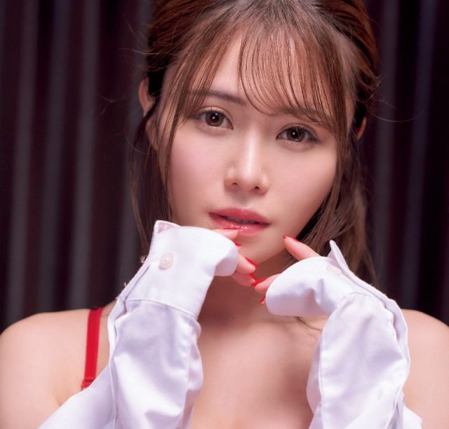 元AKB48込山榛香、セクシーすぎるディーラーに 『週刊SPA!』で卒業後初