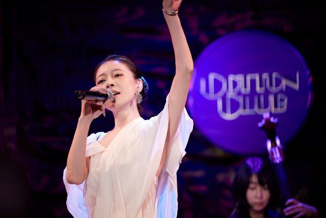 中森明菜、20年ぶりツアーへ期待高まるステージ 笑顔とロングトーンで