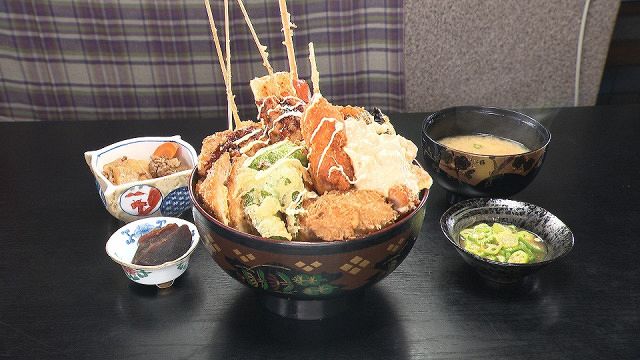 オモウマい店』14種の揚げ物＆小鉢「おまかせ丼」2000円 中には一粒400