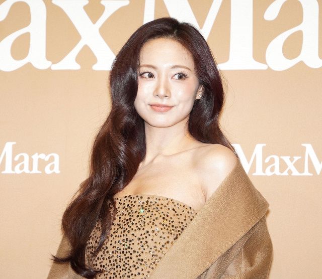 TWICE・ツウィ、きらびやかなドレス姿で魅了 “ゆるぎない自信”を語る