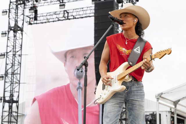 平井 大、強風中止を乗り越えビーチライブ開催「青い空しか見えない