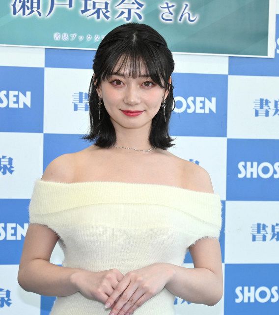 瀬戸環奈、自身の“アクスタ”に反応「笑い方がぎこちなくて幼いね