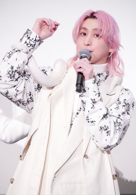Snow Man佐久間大介、白蛇を首に巻く 一切躊躇なし「シャー！」：山陽