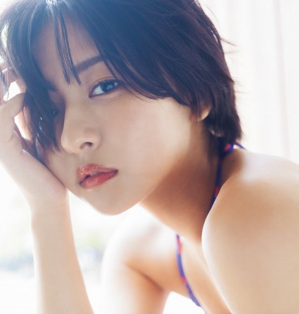 SNS総フォロワー数200万人超え”すみぽん、白のレース水着で“大人の表情