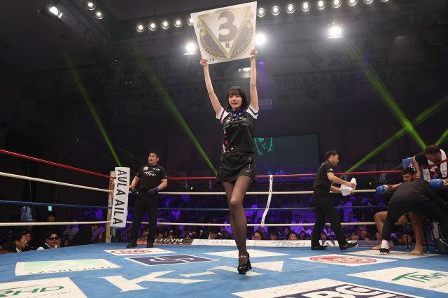 岡田紗佳、ラウンドガール挑戦「8000点です」 会場沸かせる：山陽新聞
