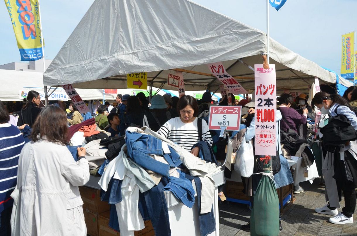 倉敷・児島で「＃せんいさい」 ジーンズや雑貨を即売　家族連れらでにぎわう ２６日まで