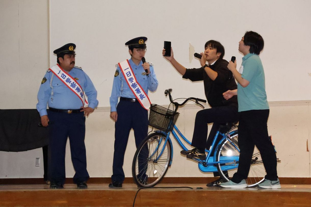 岡山東署の一日署長に「空気階段」　水川さん母校で寸劇披露