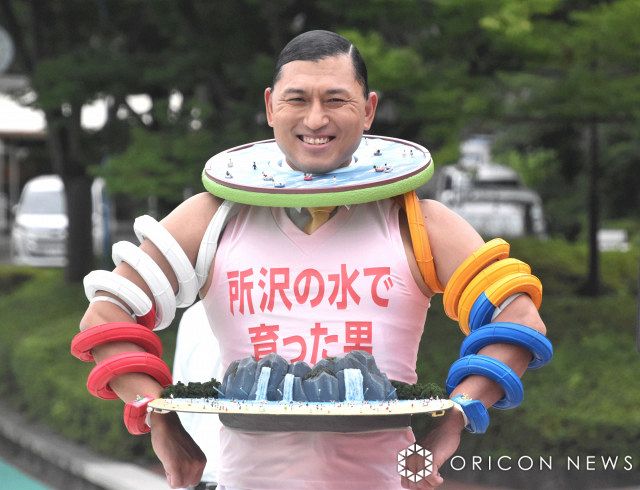 春日俊彰、西武園ゆうえんち“プールの化身”「ケシガです」 “サメ”との
