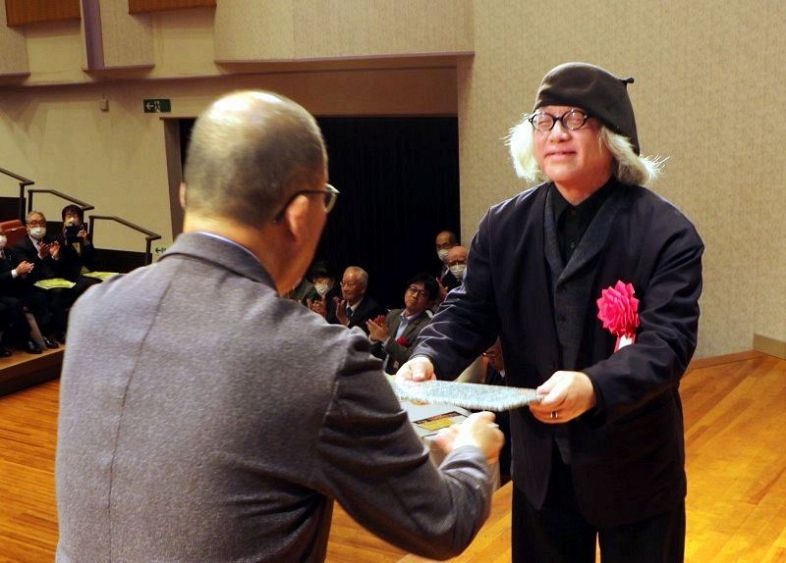 未熟な悪人」寅間心閑さん表彰 木山捷平文学選奨・短編小説賞