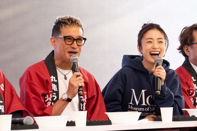 上戸彩＆松岡昌宏、うどんでギネス世界記録を達成 香川・丸亀市内