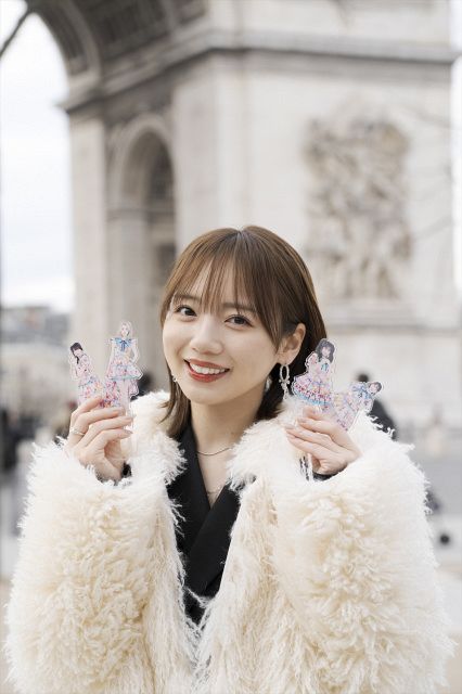 齊藤京子、初めてのパリで見せた笑顔 エッフェル塔＆凱旋門を背景に