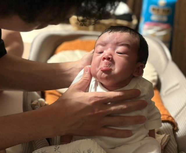 げっぷを出してほしいだけなのに…貫禄ありすぎる赤ちゃんの渋い表情に