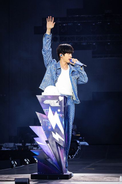 BTS・JIN、ソロファンコンサート華々しく開幕「ARMYたちと一緒