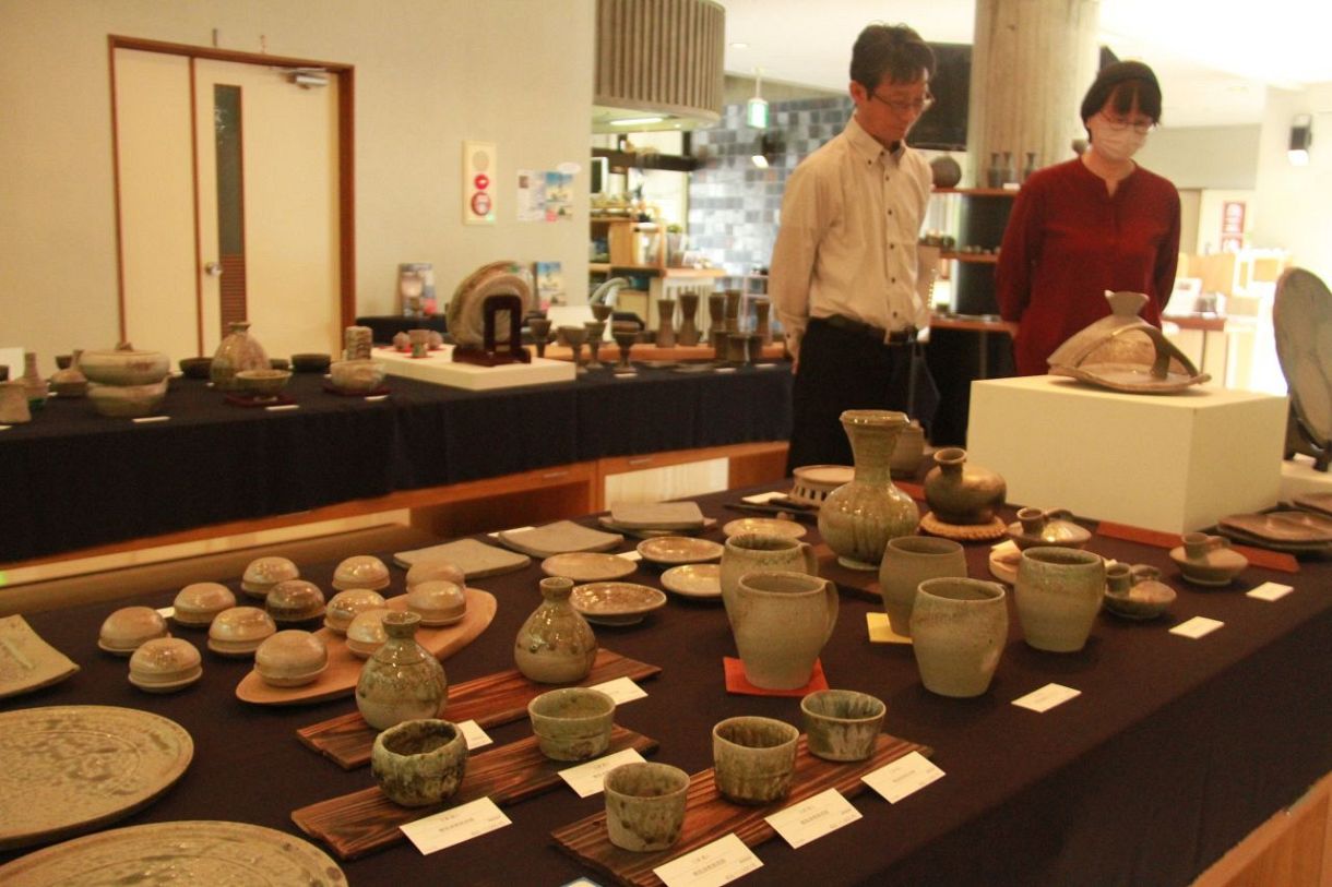 寒風須恵器200点並ぶ 瀬戸内で4人作品展 古代の製法で再現：山陽